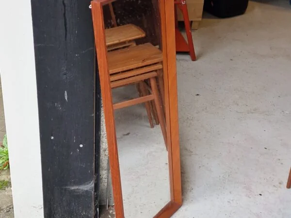 Spejl i ramme af massiv teak