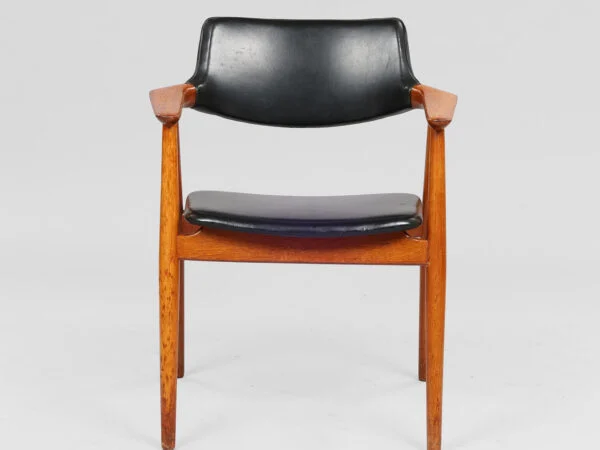 SVEND AAGE ERIKSEN. Armstol med stel af teak, sæde og ryg betrukket med sort skai, Glostrup Møbelfabrik, Model GM11, Danmark, 1960’erne.