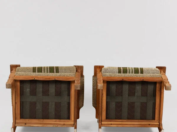 DANSK MØBELDESIGN. Et par lænestole i brutalistisk stil med stel af eg, betrukket med stribet uldstof, dansk møbelproducent, Danmark, 1960/70’erne, (2).