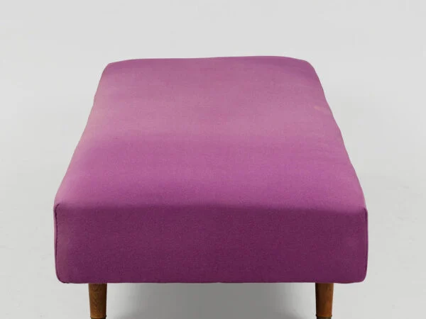 Daybed betrukket med lilla uld, ben af bøg med sko af messing, ca. 1950’erne.