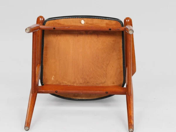 SVEND AAGE ERIKSEN. Armstol med stel af teak, sæde og ryg betrukket med sort skai, Glostrup Møbelfabrik, Model GM11, Danmark, 1960’erne.