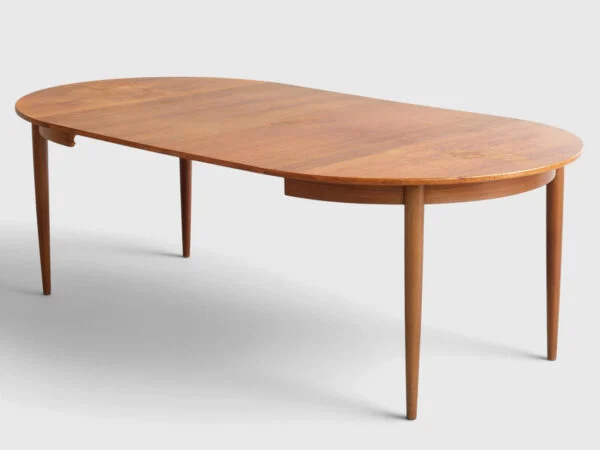 Cirkulært spisebord af palisander med runde tilspidsede ben, plade med udtræk og to medfølgende tillægsplader. Danmark, 1960’erne (1+2).