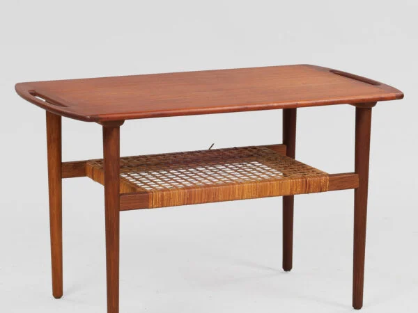 Sofabord af teak med magasinhylde af sjeneflet, 1950-60’erne, Danmark.