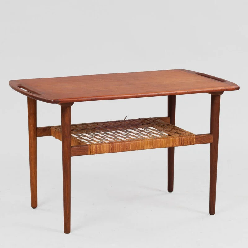 Sofabord af teak med magasinhylde af sjeneflet, 1950-60’erne, Danmark.