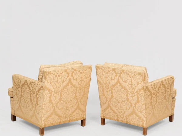 GEORG KOFOED. Par bergere betrukket med gyldent blomstret møbelstof, 1950-60’erne. (2).