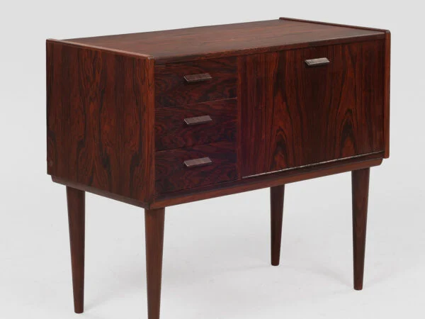 Dansk Design. Lille kommode af palisander. Danmark.