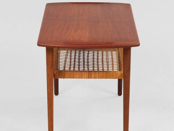 Sofabord af teak med magasinhylde af sjeneflet, 1950-60’erne, Danmark.