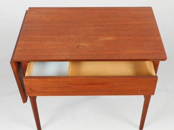 Dansk design. Sidebord / sybord af teak, 1950'erne.