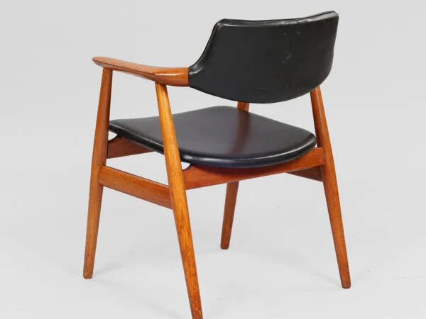 SVEND AAGE ERIKSEN. Armstol med stel af teak, sæde og ryg betrukket med sort skai, Glostrup Møbelfabrik, Model GM11, Danmark, 1960’erne.