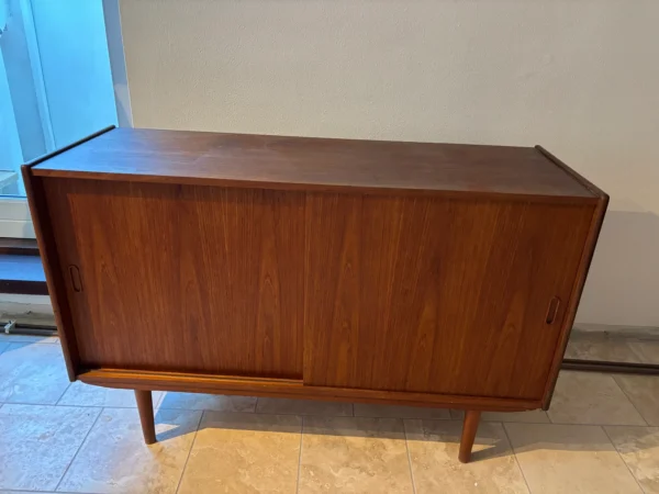 Vintage teaktræsskænk med skydelåger og skuffer