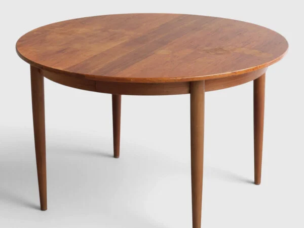 Cirkulært spisebord af palisander med runde tilspidsede ben, plade med udtræk og to medfølgende tillægsplader. Danmark, 1960’erne (1+2).