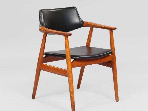 SVEND AAGE ERIKSEN. Armstol med stel af teak, sæde og ryg betrukket med sort skai, Glostrup Møbelfabrik, Model GM11, Danmark, 1960’erne.