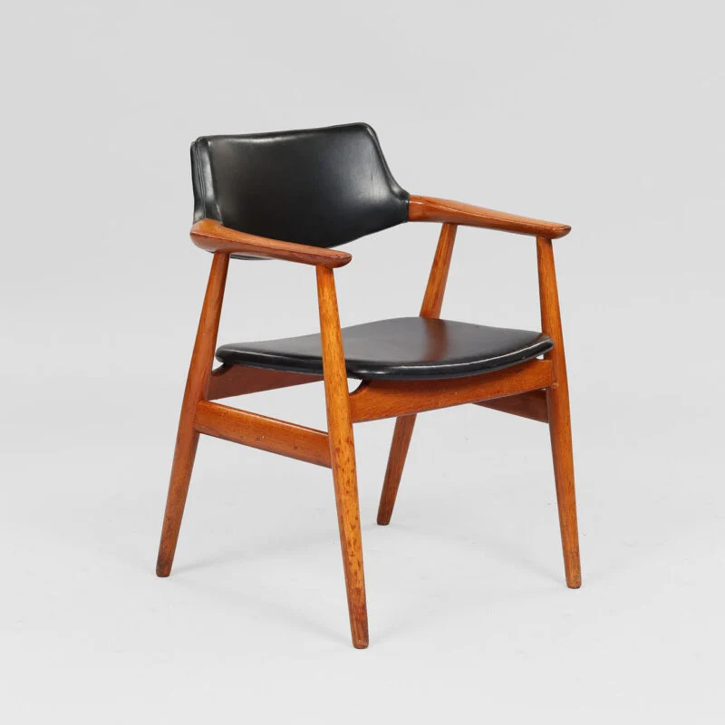 Svend Aage Eriksen, model GM11 SVEND AAGE ERIKSEN. Armstol med stel af teak, sæde og ryg betrukket med sort skai, Glostrup Møbelfabrik, Model GM11, Danmark, 1960’erne.
