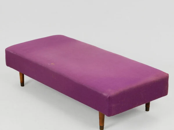 Daybed betrukket med lilla uld, ben af bøg med sko af messing, ca. 1950’erne.