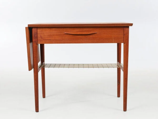 Dansk design. Sidebord / sybord af teak, 1950'erne.