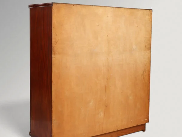Jalousiskab af mahogni med buet front, 1940'erne, dansk møbeldesign.
