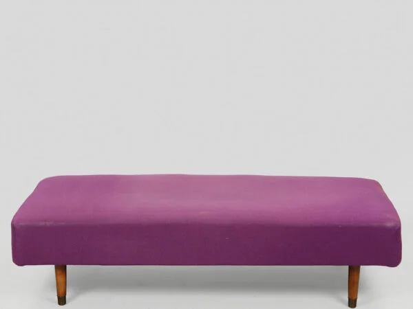 Daybed betrukket med lilla uld, ben af bøg med sko af messing, ca. 1950’erne.