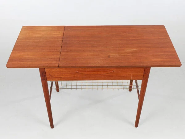 Dansk design. Sidebord / sybord af teak, 1950'erne.