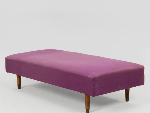 Daybed betrukket med lilla uld, ben af bøg med sko af messing, ca. 1950’erne.