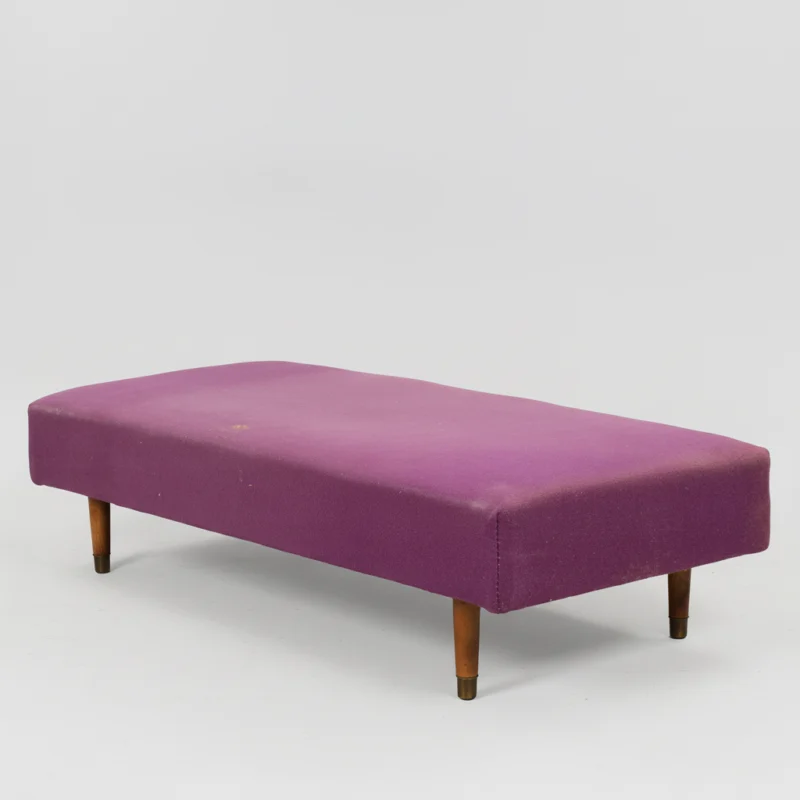 Daybed betrukket med lilla uld, ben af bøg med sko af messing, ca. 1950’erne.