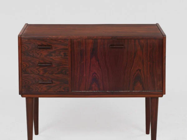 Dansk Design. Lille kommode af palisander. Danmark.