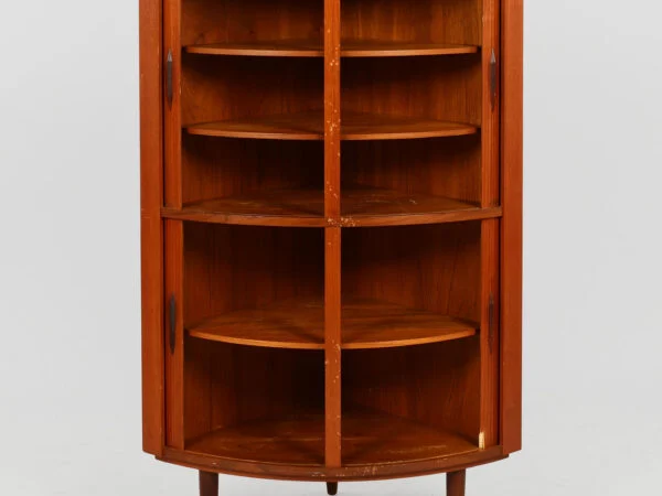 Hjørneskab af teak med jalousilåger, 1950-60’erne, Danmark.