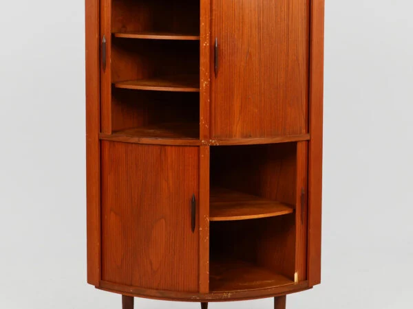 Hjørneskab af teak med jalousilåger, 1950-60’erne, Danmark.