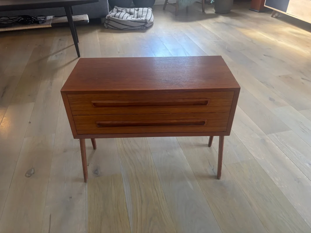 Kommode i teak på skrå ben, AP
