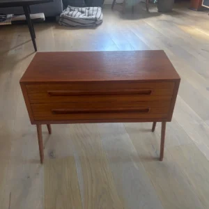 Kommode i teak på skrå ben, AP