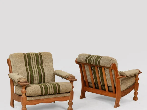 DANSK MØBELDESIGN. Et par lænestole i brutalistisk stil med stel af eg, betrukket med stribet uldstof, dansk møbelproducent, Danmark, 1960/70’erne, (2).