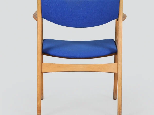 Henry Kjærnulf, Sorø Stolefabrik HENRY KJÆRNULF. Sorø Stolefabrik. Et sæt på syv armstole af egetræ, 1960’erne (7). — billede 6