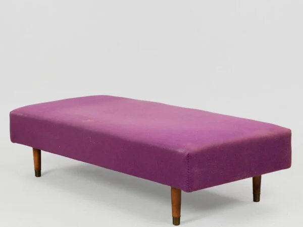 Daybed betrukket med lilla uld, ben af bøg med sko af messing, ca. 1950’erne.