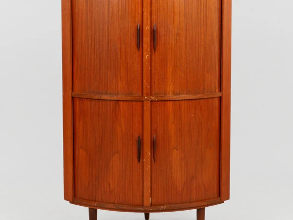 Hjørneskab af teak med jalousilåger, 1950-60’erne, Danmark.