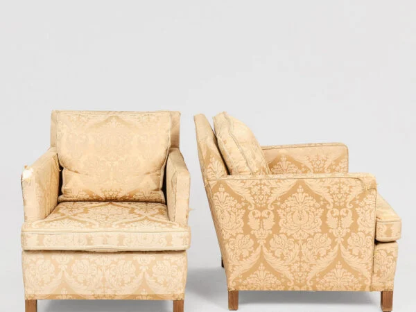GEORG KOFOED. Par bergere betrukket med gyldent blomstret møbelstof, 1950-60’erne. (2).