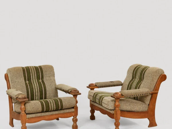 DANSK MØBELDESIGN. Et par lænestole i brutalistisk stil med stel af eg, betrukket med stribet uldstof, dansk møbelproducent, Danmark, 1960/70’erne, (2).