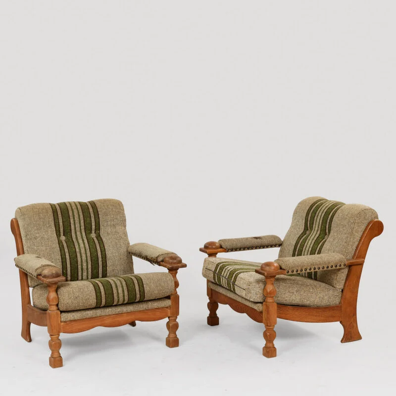 DANSK MØBELDESIGN. Et par lænestole i brutalistisk stil med stel af eg, betrukket med stribet uldstof, dansk møbelproducent, Danmark, 1960/70’erne, (2).