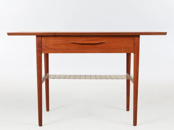 Dansk design. Sidebord / sybord af teak, 1950'erne.