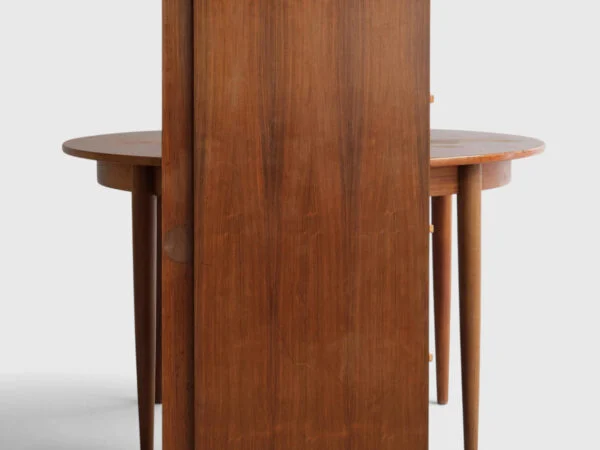 Cirkulært spisebord af palisander med runde tilspidsede ben, plade med udtræk og to medfølgende tillægsplader. Danmark, 1960’erne (1+2).