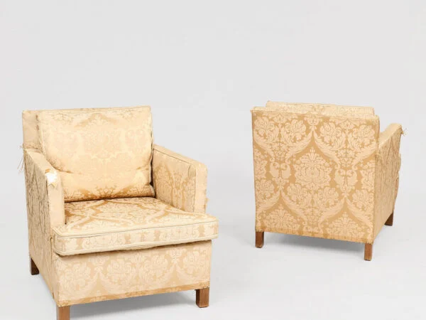 GEORG KOFOED. Par bergere betrukket med gyldent blomstret møbelstof, 1950-60’erne. (2).