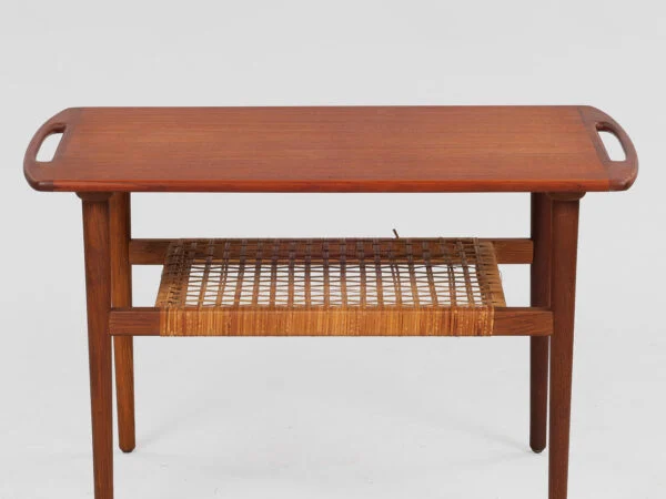 Sofabord af teak med magasinhylde af sjeneflet, 1950-60’erne, Danmark.