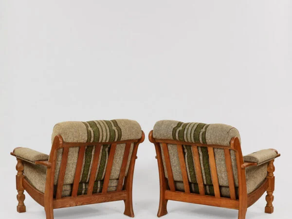 DANSK MØBELDESIGN. Et par lænestole i brutalistisk stil med stel af eg, betrukket med stribet uldstof, dansk møbelproducent, Danmark, 1960/70’erne, (2).